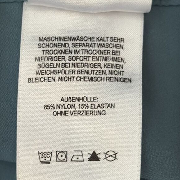 Mountain Hardwear Women's High-Rise Bermuda Shorts. Size 10 - Picture 9 of 10